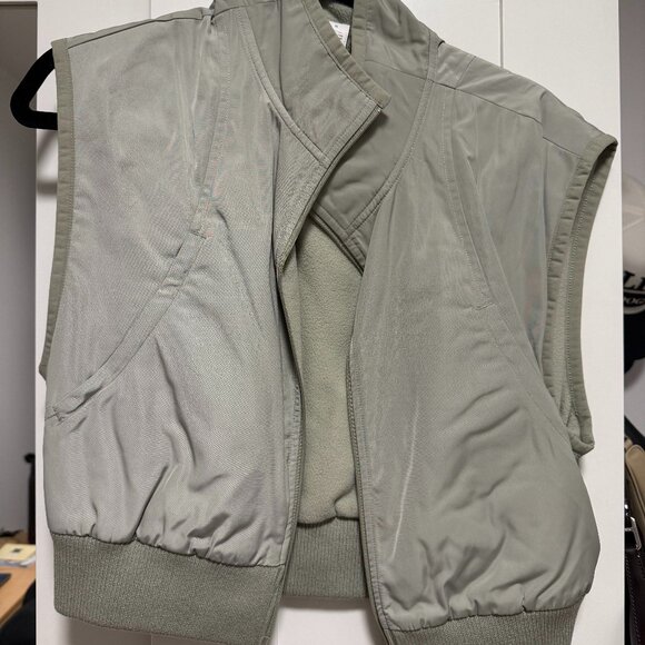 Alo Yoga In Motion Vest - Limestone - Picture 2 of 8